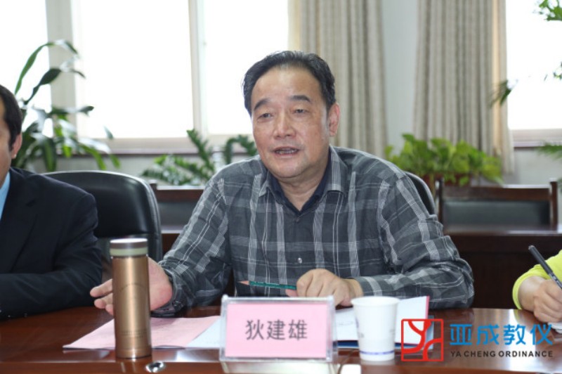 会议由电力行指委电气工程专业委员会主任狄建雄主持.
